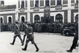 Vista parcial del desfile realizado ante el Jefe de Estado, Francisco Franco, y las autoridades c...
