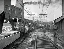 Descarga de balasto por personal de Vía y Obras en las proximidades de la estación de Hernani, en...