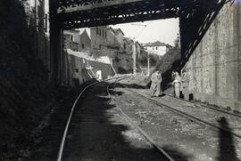 Vista general del muro de sostenimiento situado junto al paso superior del ferrocarril de Santand...