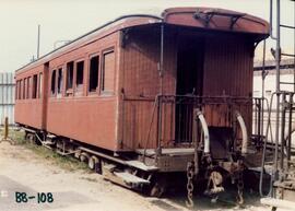 Coche de viajeros BB 108 de los Ferrocarriles de Mallorca en la estación de Palma