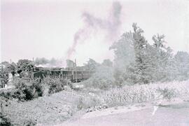 Composición de viajeros del Ferrocarril de Langreo, remolcada por locomotora de vapor nº 38 de ro...