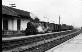 Composición de tren de mercancías remolcado por locomotora de vapor en la estación de Gallur