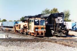 vista de la locomotora IC-5181 sin identificar y maquinaria de vía, en el cruce IN/NS en Tolono, ...