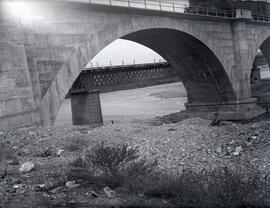 Puente de hormigón sobre el Ebro del km 95,354 de la línea de Zaragoza a Alsasua, situado dentro ...