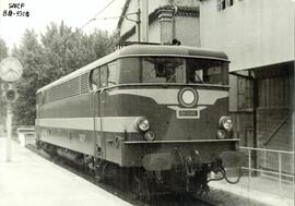 Locomotora eléctrica BB - 9308 de la SNCF, detenida en la estación francesa de Aviñón - Centro (A...