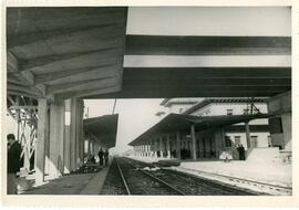 Nuevo edificio de viajeros y nuevas instalaciones de la estación de Oviedo de la línea de León a ...