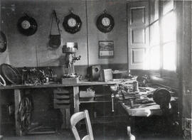 Interior del taller de comunicaciones de la estación de León de la línea de Palencia a La Coruña