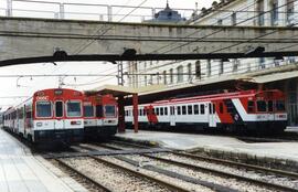 Unidades de tren eléctricas de la serie 440 de RENFE en la estación de Lleida