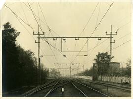 Línea de ferrocarril electrificada sin identificar empleando postes de cemento centrifugado &quot...