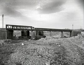 Sustitución del puente metálico existente por el puente o viaducto de hormigón de 6 tramos y 130 ...