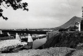 Puente y puesto de transformación para abastecer de energía a las obras del puente de Genovés, en...