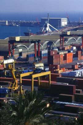 Vista panorámica de la estación de contenedores de Barcelona, situada junto al puerto