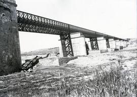 Antiguo puente metálico de 11 tramos y 570,80 m sobre el río Guadiana con vigas de celosía múltip...