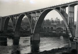 Vista de los arcos centrales del viaducto sobre el río Miño