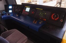 Vista en primer plano de un cuadro de mandos de una cabina perteneciente a una unidad del Metro d...