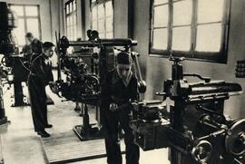 Taller mecánico de la escuela de aprendices de la fábrica metalúrgica de Sagunto