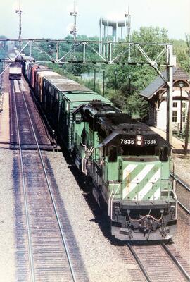 Vista de la locomotora diesel BN-7835 (SD40-2) de la Burlington Northern, tirando de una composic...