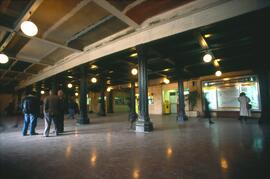 Vista general del vestíbulo de viajeros de la estación de Bilbao - Concordia de FEVE, y de viajer...