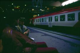 Viajeros en uno de los andenes de Madrid - Atocha