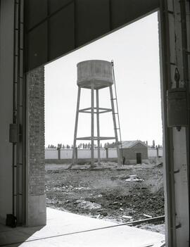 Depósito de agua nº 2 y caseta de bombas en construcción de los talleres de Material Fijo de la e...