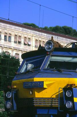 Vista parcial de la locomotora serie 251 - 022 - 0 de RENFE detenida en vías exteriores de la est...