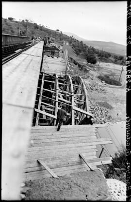 Sustitución de puentes metálicos. Línea Madrid a Badajoz, km 289,182. Puente sobre el río Guadalmez.