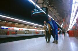 Viajeros en un andén de la estación de Cercanías de Embajadores (Madrid)