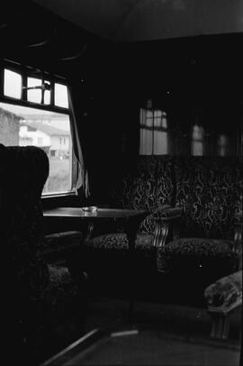 Interior de un coche - salón Pullman, detenido en la estación de Deva
