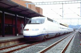 Perspectiva general de un AVE de la serie 100 detenido en la estación de Puertollano