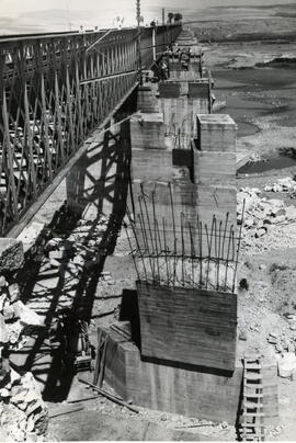 Vista de las pila y tramo metálico del puente sobre el río Guadiana en el km 437,065 de la línea ...