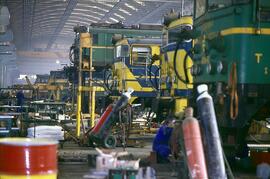 Locomotoras eléctricas y diésel en los talleres de Villaverde