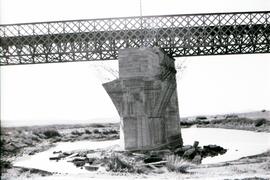 Sustitución del antiguo puente metálico sobre el río Guadiana. Línea de Mérida a Los Rosales (Sev...