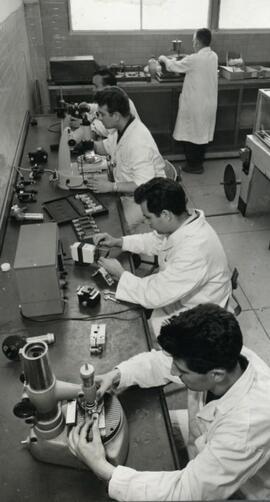 Vista de trabajadores en el laboratorio de ensayos de material