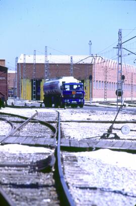 Camión de combustible en el depósito de Fuencarral