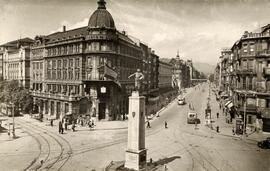 Vista de varios tranvías, y de la Plaza de España y de la Gran Vía de Bilbao