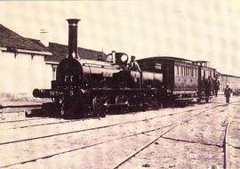 Locomotora de vapor nº 3  Santander remolcando una composición de viajeros y estacionado en la es...