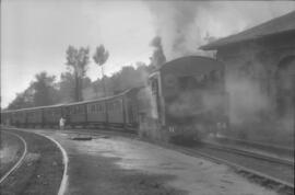 Composición de viajeros en la estación de San Pedro de los Ferrocarriles de Langreo (Gijón a Sama...