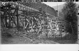 Puente La Plantilla en el km 251, 919 de la línea de Madrid a Barcelona. Puente antiguo sobre el ...