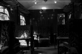 Interior de un coche - salón Pullman, detenido en la estación de Deva