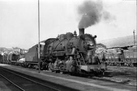 Composición de mercancías remolcada por la locomotora de vapor nº 406 de rodaje 140, fabricada po...