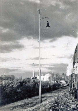 Poste de alumbrado en la estación de Carcagente de la línea de La Encina a Valencia