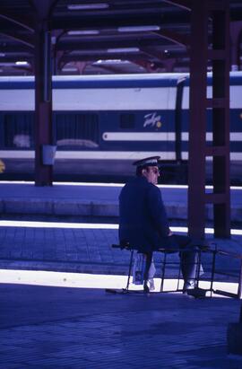 Mozo de equipajes o de estación de RENFE en la estación de Madrid - Atocha