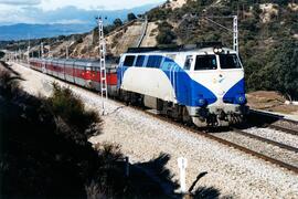 Locomotora diésel - eléctrica 333 - 104 de RENFE OPERADORA, fabricada por MACOSA y pintada en  bl...