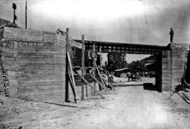 Puente en reconstrucción en el p.k. 40,058 de la línea de Barcelona-Término a Tarragona, trayecto...