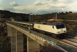 Locomotora eléctrica 252 - 003 - 9 de RENFE, remolcando una composición de Talgo Pendular, circul...