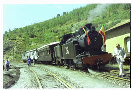 Composición especial para recorrer la línea del ferrocarril minero de Río Tinto, formada por coch...