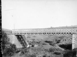 Puente metálico antiguo sobre el río Tamujar. Situado en el km 265,135 de la línea Alcázar-Manzan...