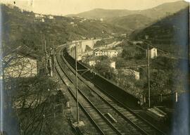 Línea de ferrocarril electrificada sin identificar empleando postes de cemento centrifugado &quot...