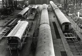 Interior del edificio nº 1, nave 2. Vías de montaje de coches de viajeros y tren articulado