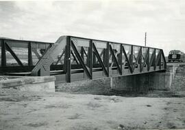 Puente metálico de 23 m de luz sobre el río Vinalopó, situado en el km 400,237 de la línea de Mad...